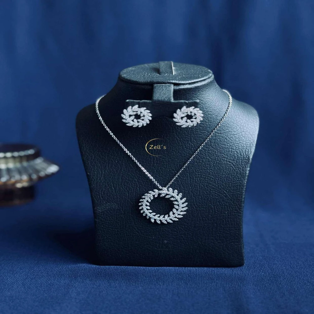 Zell's Silver Wreath Pendant & Earring Set – Sparkling Leaf Circle Design
