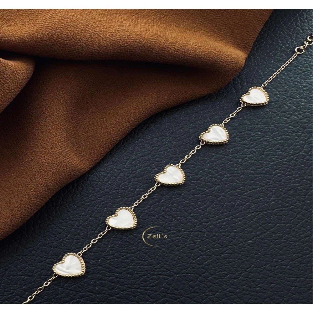 Zell’s Delicate White Heart Charm Bracelet – Gold Chain Design