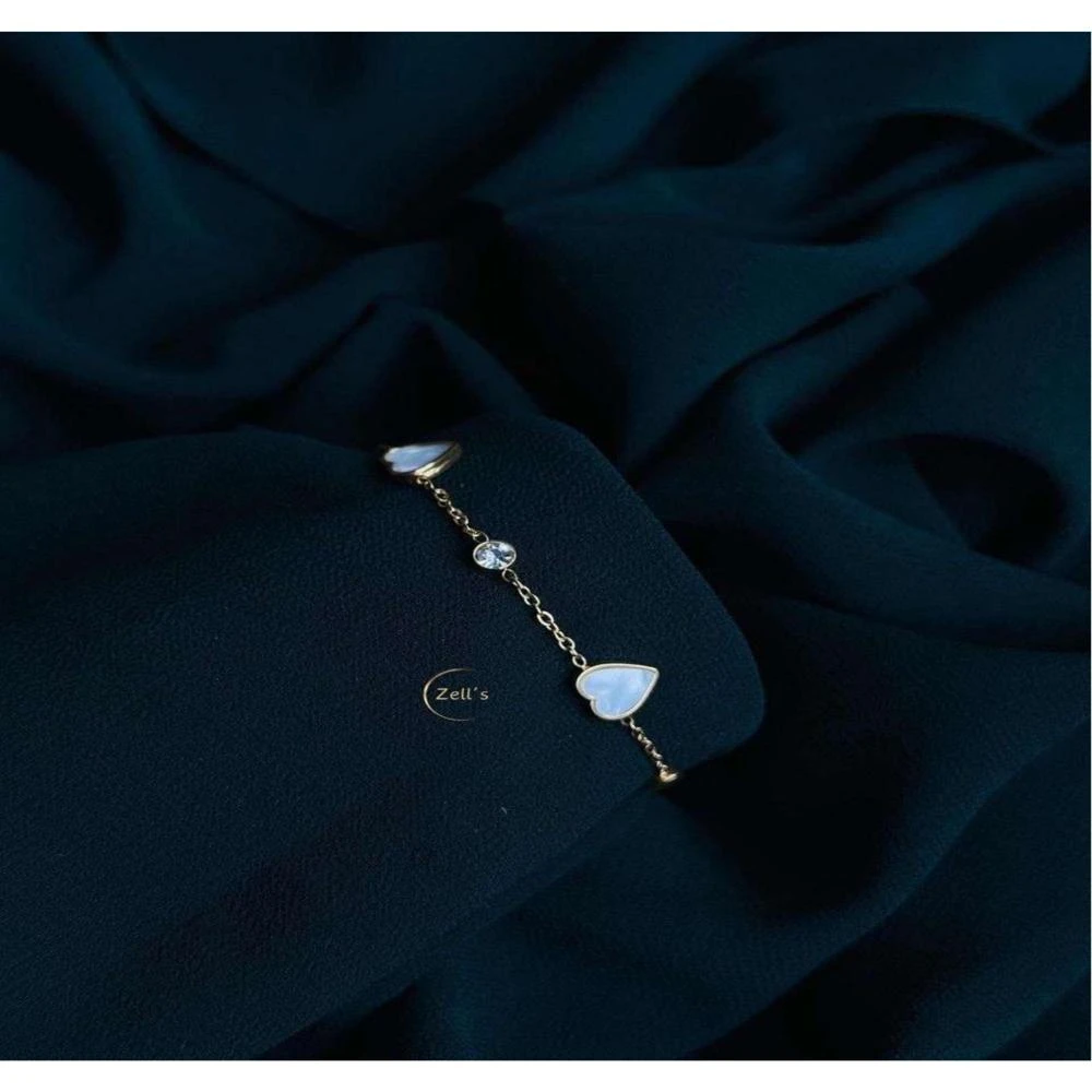 Zell’s White Heart & Crystal Charm Bracelet – Gold Chain Design