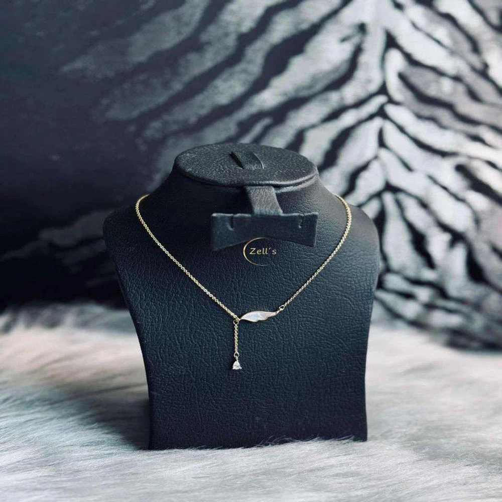 Zell’s Gold Feather Drop Pendant Necklace – Elegant Chain with Crystal Tip